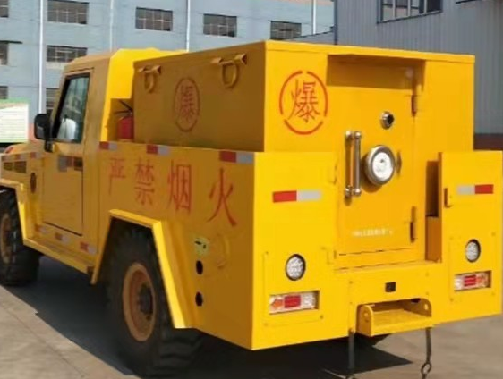 富文镇凯龙爆破器材运输车：保障爆破任务的安全运行